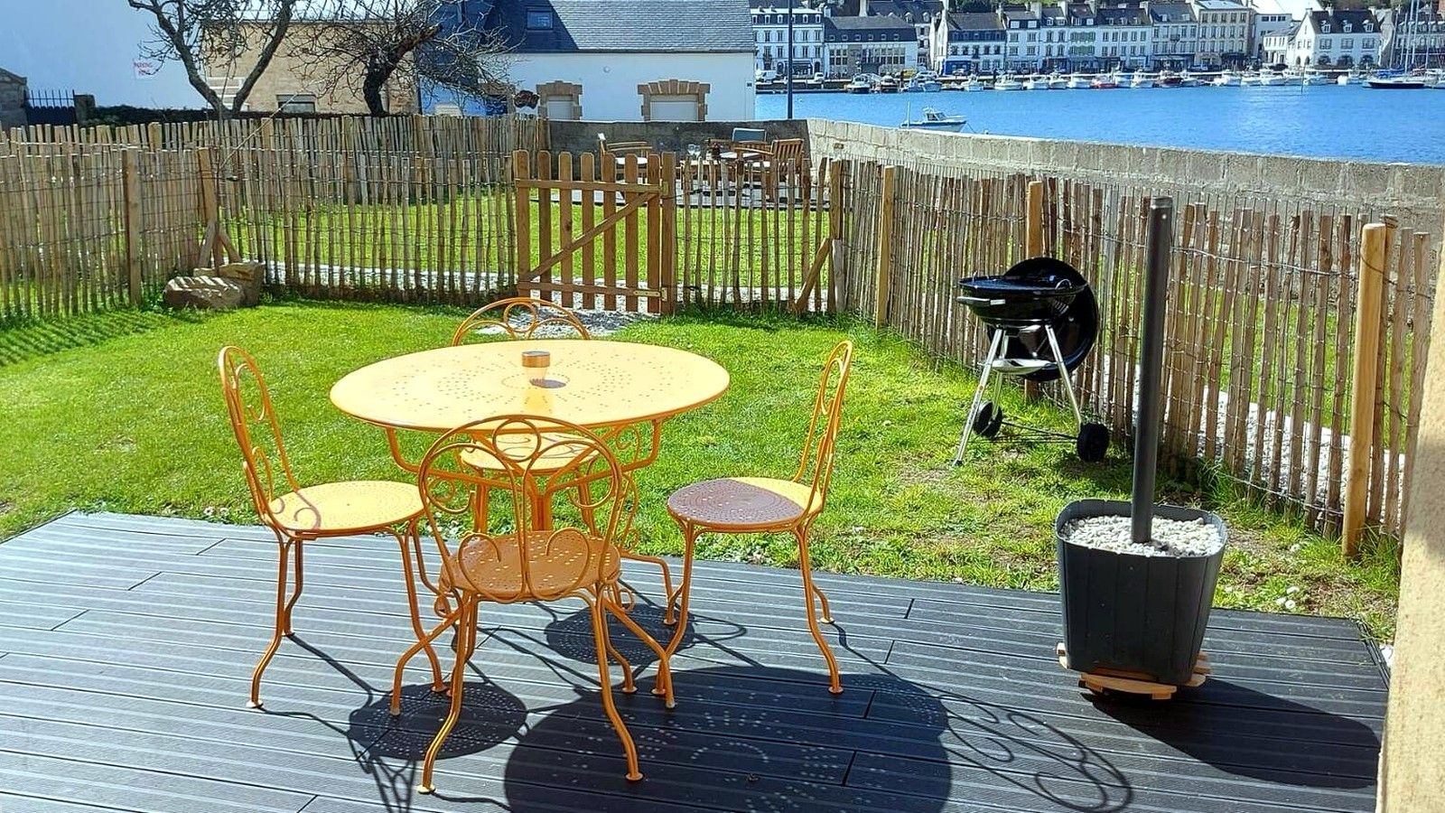 Grande terrasse et jardin avec vue sur le port d’Audierne