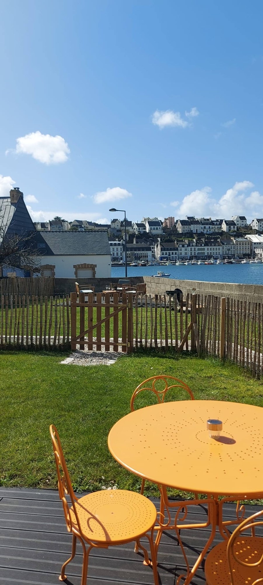 Vue verticale du jardin vers le port