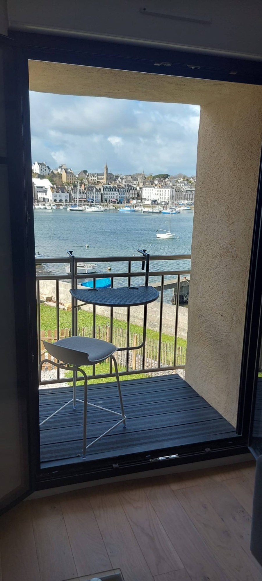 Vue depuis une fenêtre vers le port